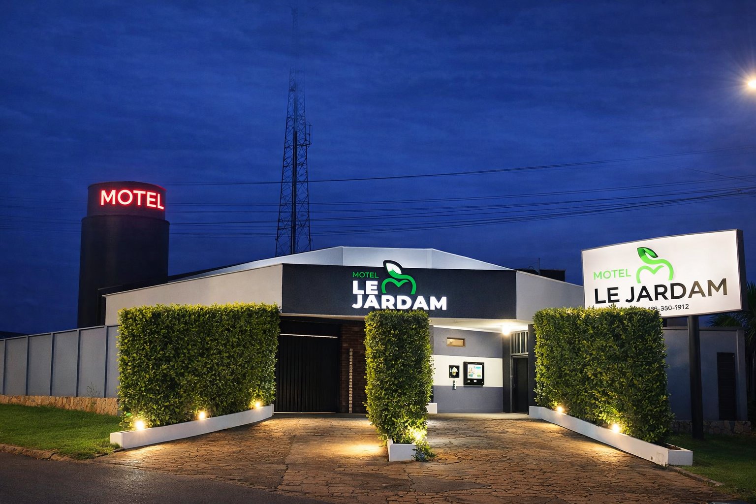 Fachada do Motel Le Jardam em Trindade/GO ao entardecer